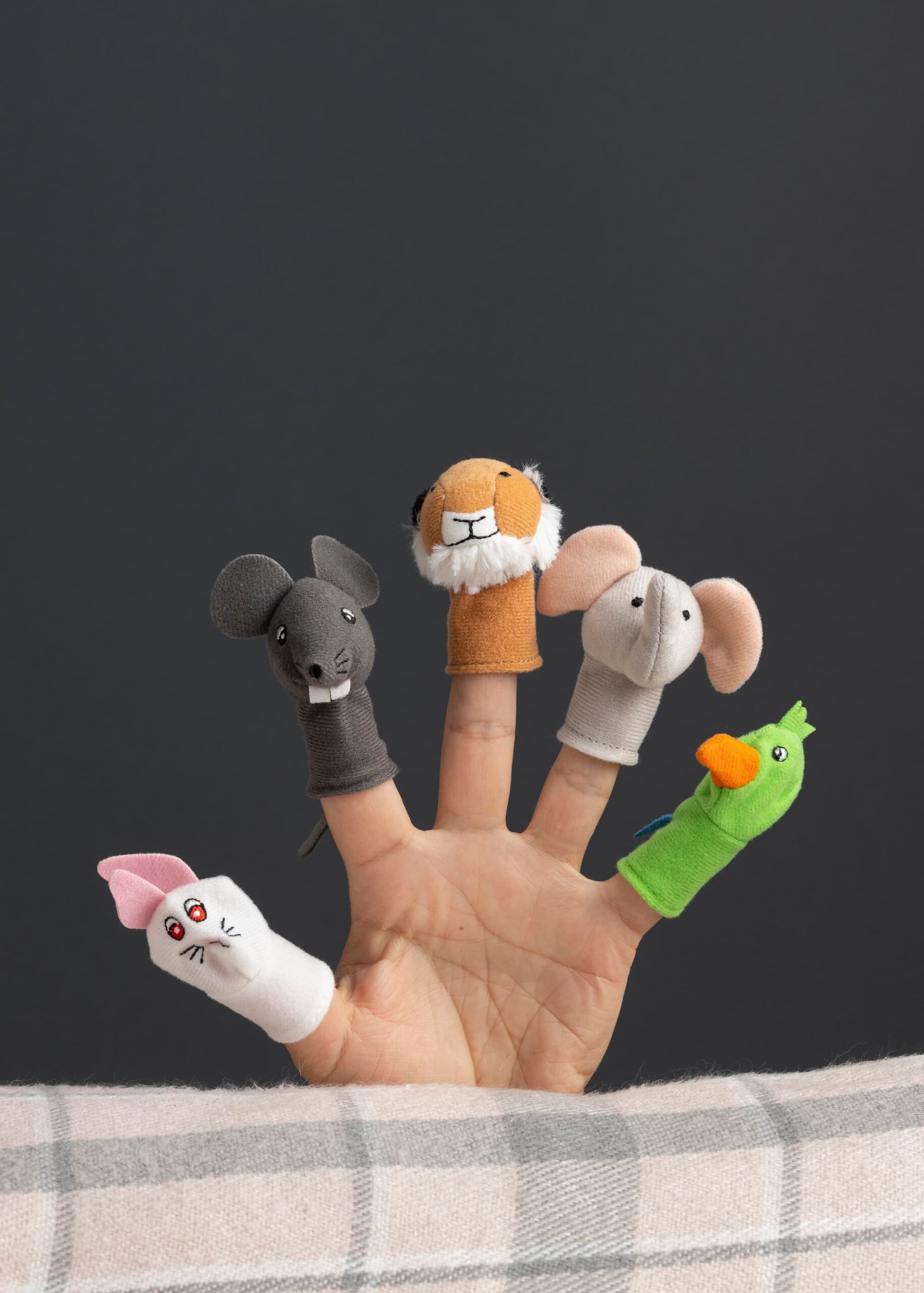 Jouets créatifs : libérer l’imagination des enfants adorable puppet show with copy space (1)